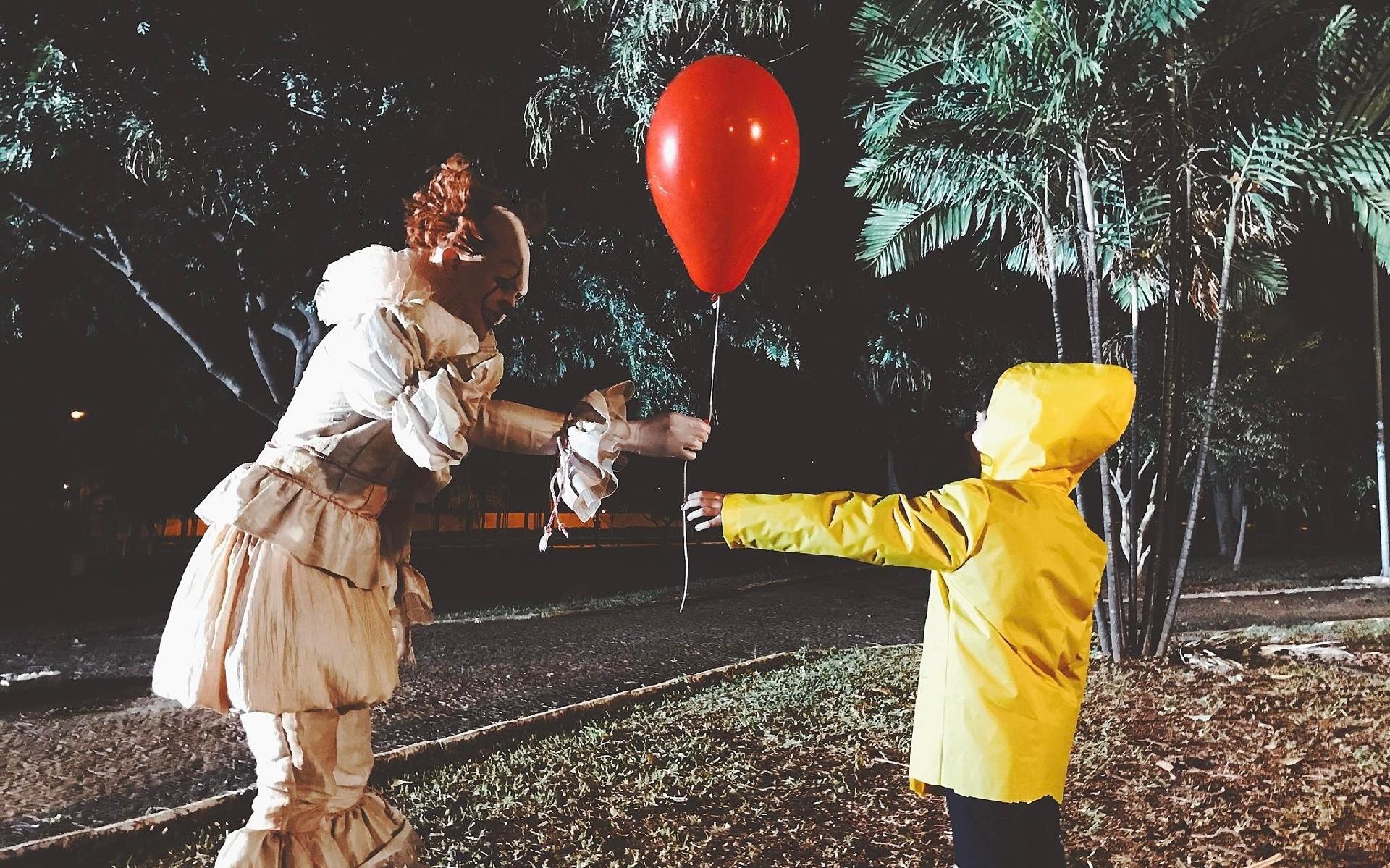 Robim Castro interpreta o palhaço Pennywise com o ator mirim Gian Lucca na pegadinha "It: A Coisa", do "Programa Silvio Santos" - Divulgação/SBT
