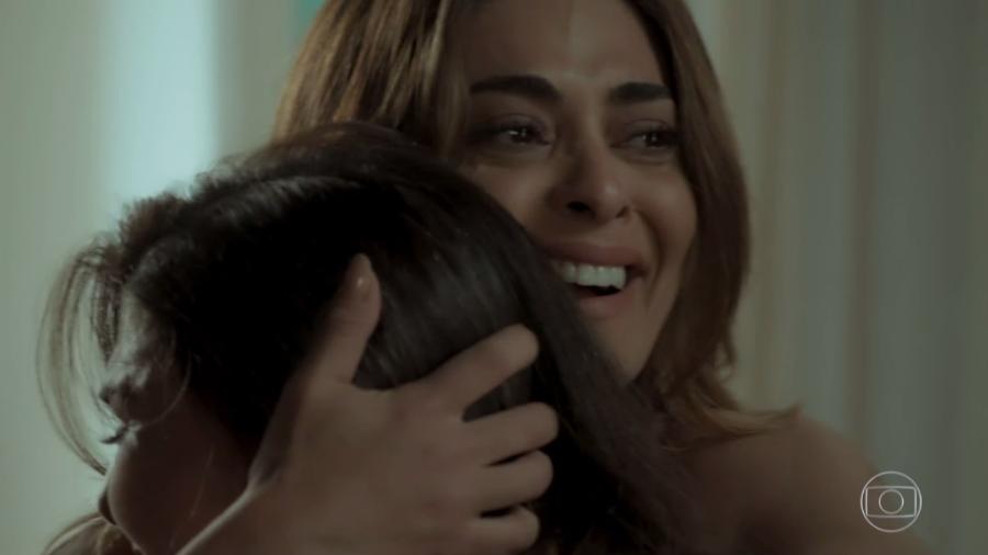 Bibi comemora absolvição com a mãe em "A Força do Querer" - Reprodução/TV Globo