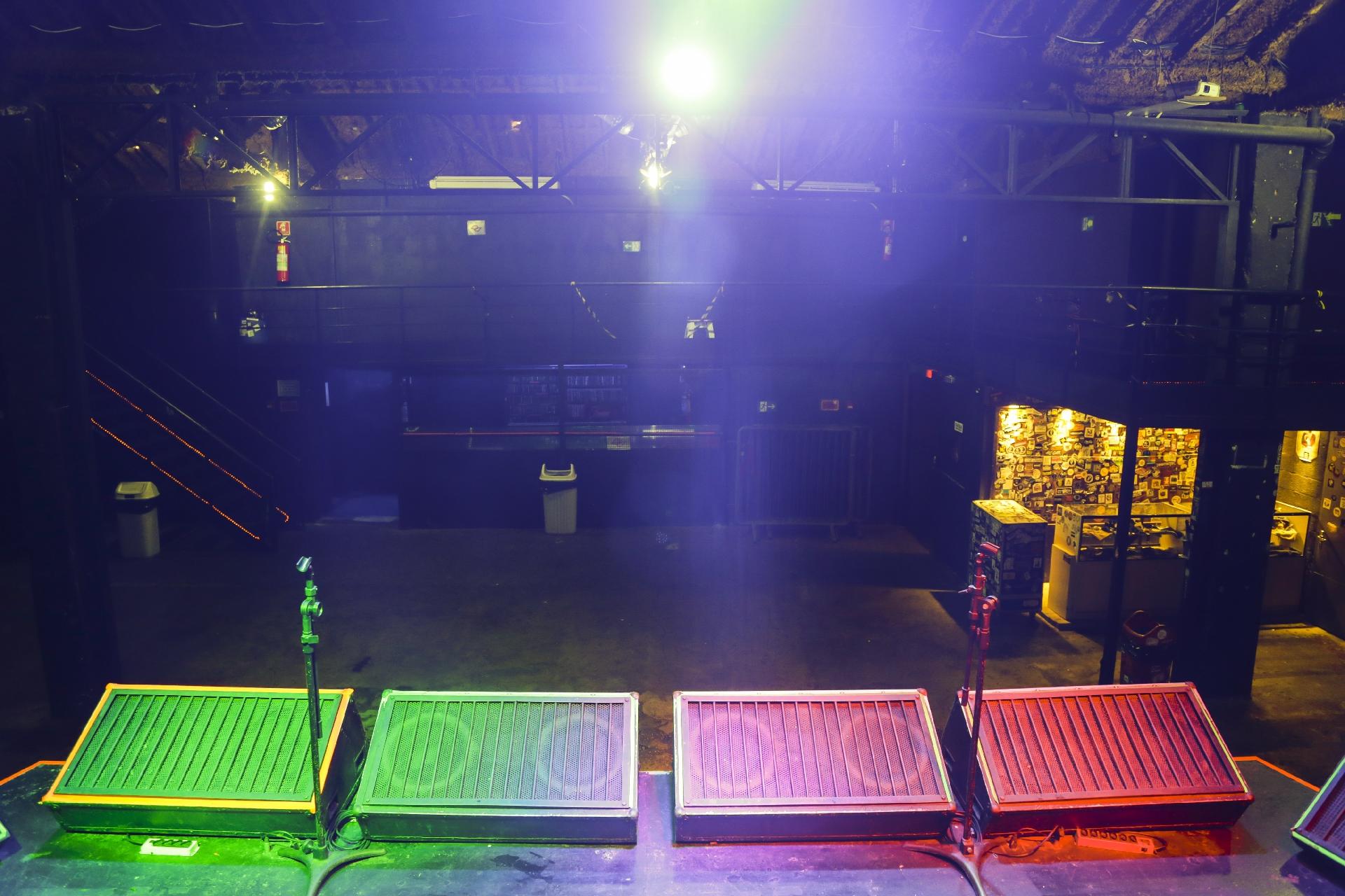 Após 19 anos, a casa de shows Hangar 110 vai fechar. Marcos "Alemão" Baldin e Cilmara Baldin estiveram à frente do local, ponto de encontro do punk, hardcore e metal - Marcelo Justo/UOL