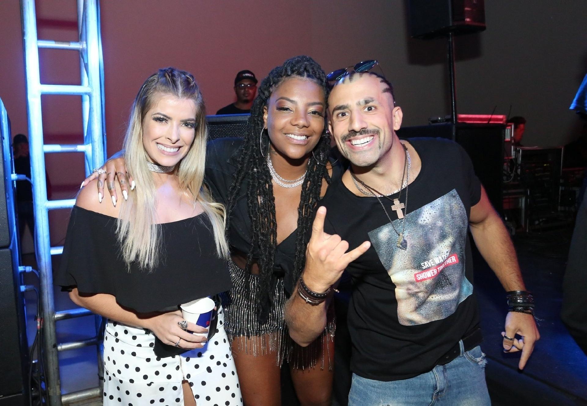 Kaysar e Jaqueline posam ao lado de Ludmilla em festa - Reginaldo Teixeira/ CS Eventos /Divulgação