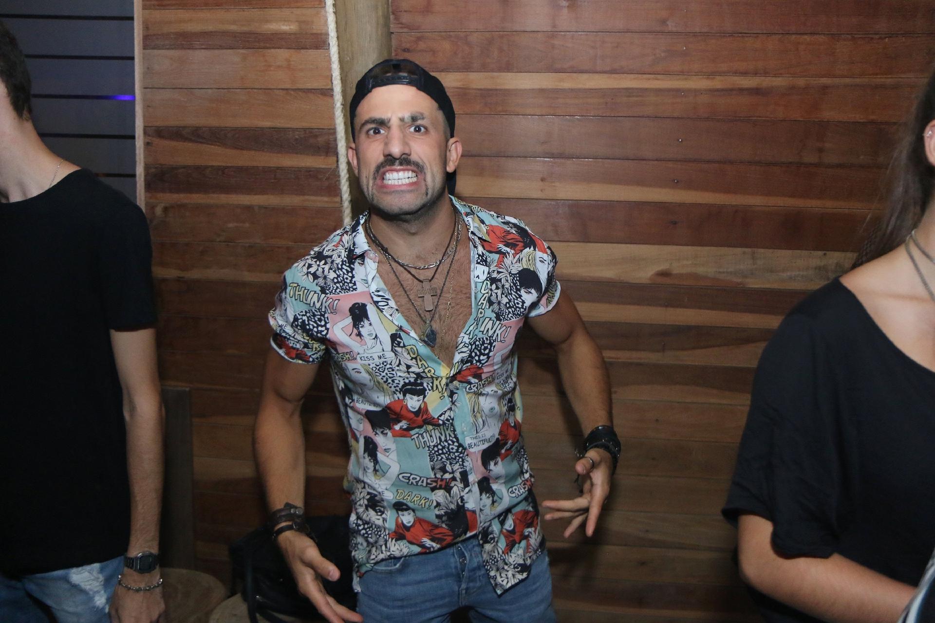 Kaysar usa blusa estampada e boné na inauguração do Boot's Club no Recreio, zona oeste do Rio - Daniel Pinheiro/Ag.News