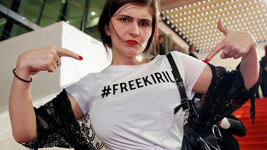 Convidada veste camisa pedindo liberdade para diretor Kirill Serebrennikov - Stephane Mahe/Reuters
