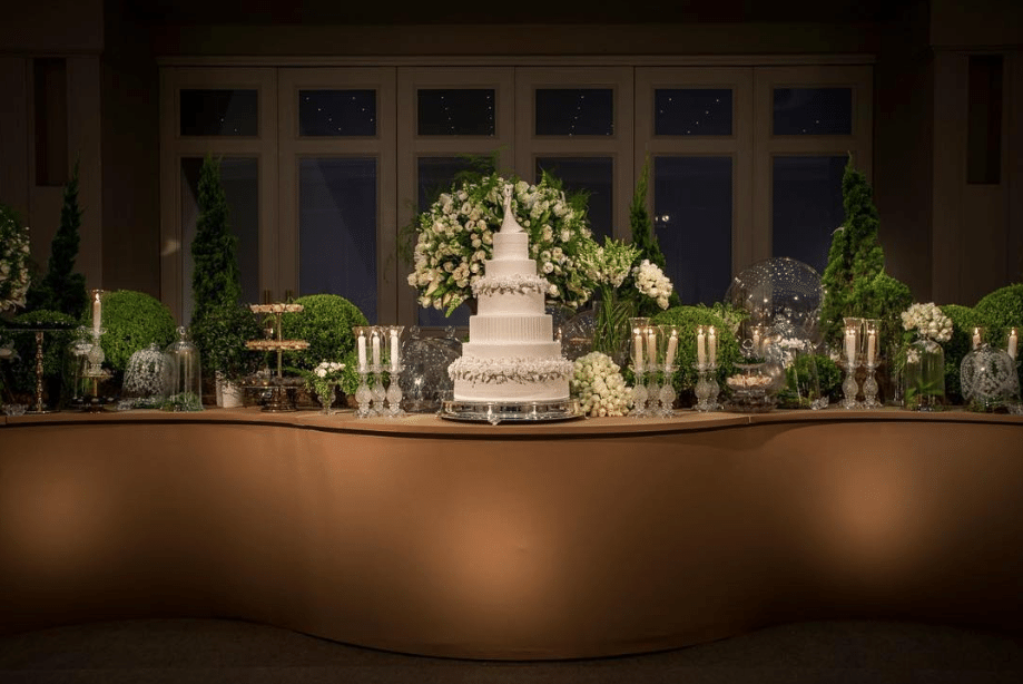 O bolo, todo branco, fazia o estilo clássico e se destacou em uma mesa em tons terrosos - Reprodução/Instagram