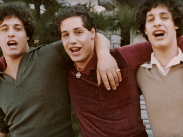 Cena do documentário "Three Identical Strangers"