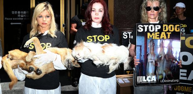 As atrizes Priscilla Presley (centro) e Kim Basinger (dir.) fazem protesto em Los Angeles - Frederick M. Brown/Getty Images - Frederick M. Brown/Getty Images