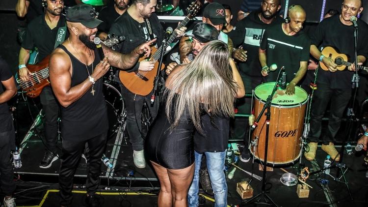 Aline Uva, ex-Miss Bumbum, agarra Belo durante show em São Paulo - Thiago Duran/AgNews - Thiago Duran/AgNews