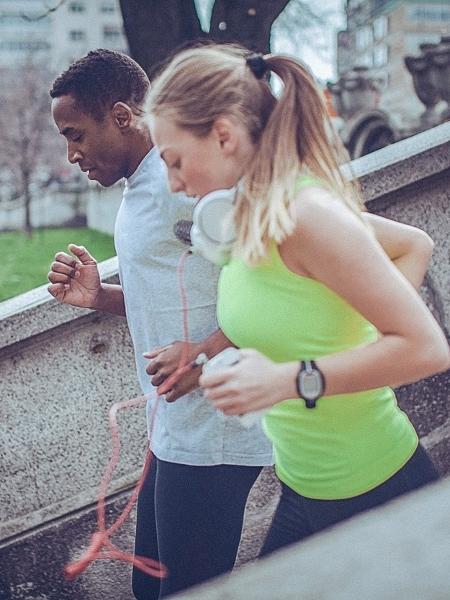 Uma companhia bacana pode fazer a diferença para a aderência e a performance na corrida - iStock 