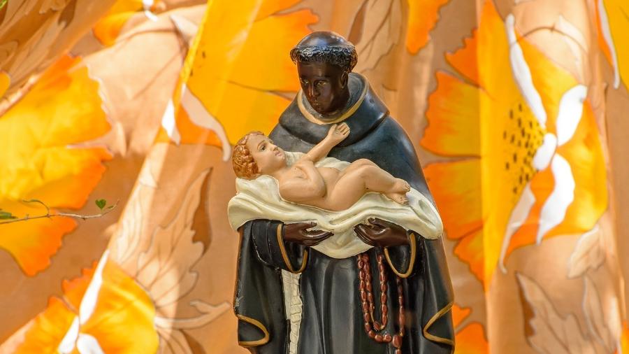 São Benedito é retratado carregando um bebê nos braços. Seu dia é comemorado em 5 de outubro. - Getty Images/iStockphoto