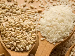 Trocar o arroz branco pelo integral é mesmo vantajoso? Entenda diferenças