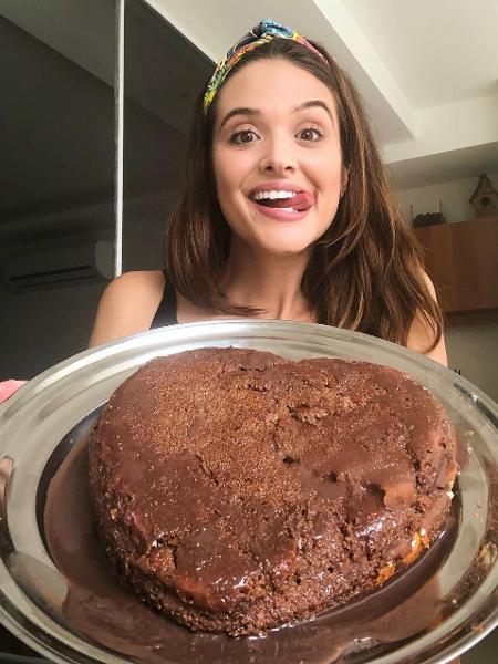 Juliana Paiva comemora fazer bolo - Reprodução/Instagram