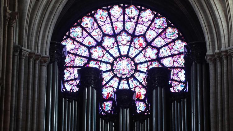 Imagem de vitral da catedral de Notre-Dame - Ludovic Marin/AFP - Ludovic Marin/AFP