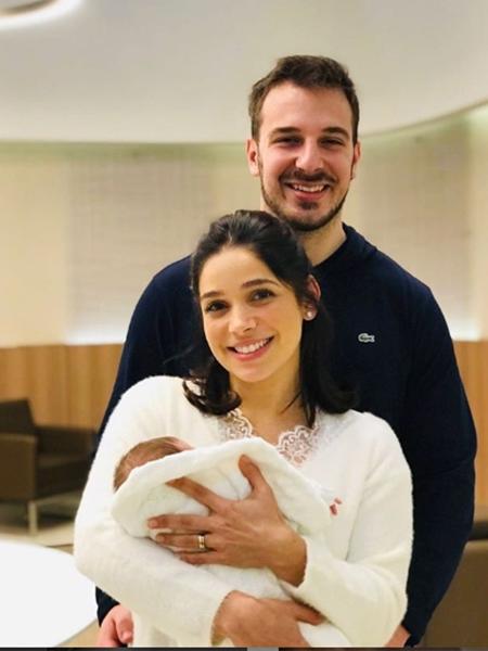 Ao lado do marido Ramón Velázquez, Sabrina Petraglia comemora alta da UTI Neonatal com o filho Gael - Reprodução/Instagram