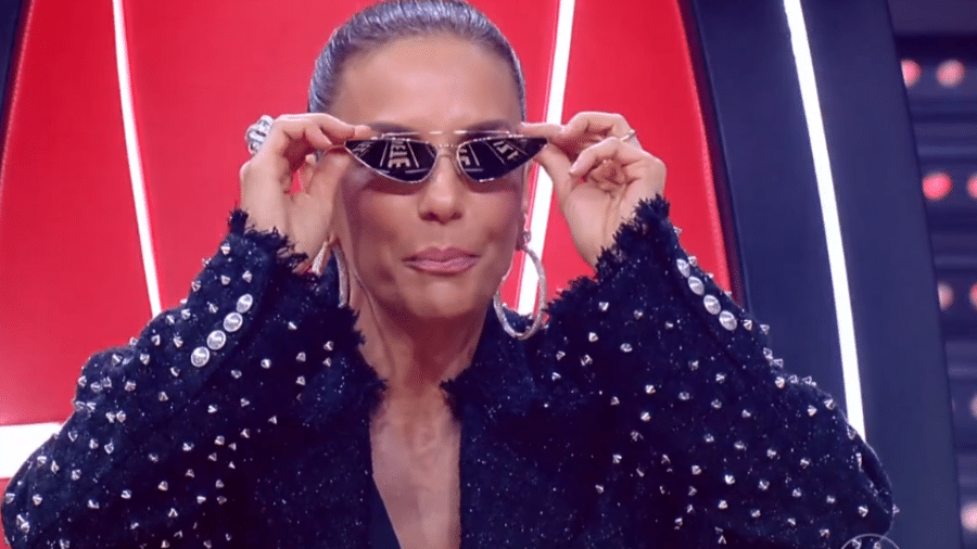 Ivete Sangalo usa óculos em homenagem a Carlinhos Brown no The Voice Brasil - Reprodução