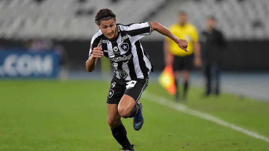 Marcinho sofreu lesão no joelho e desfalcará o Botafogo contra o Flamengo nesta quinta-feira - Thiago Ribeiro/AGIF