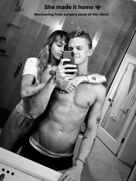 Miley Cyrus posta foto com namorado Cody Simpson em casa após ter alta do hospital - Reprodução/Instagram