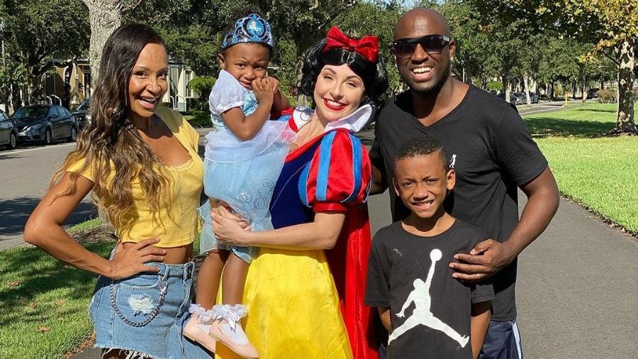 Drika e André Marinho com os filhos em Orlando, em foto postada pelo cantor - Reprodução/Instagram
