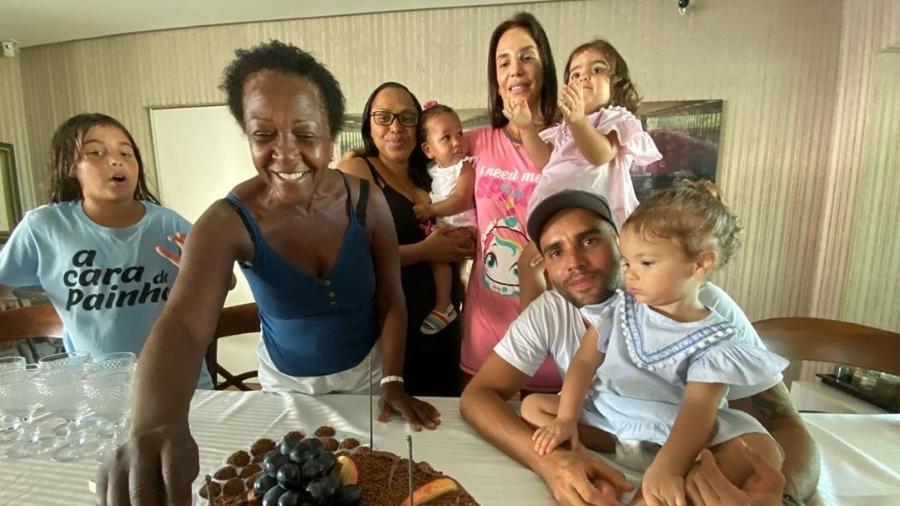 Ivete Sangalo comemora aniversário de babá de seus filhos com a família reunida - Reprodução/Instagram