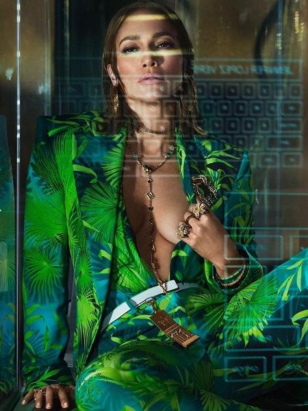 J.Lo retorna à versão de jungle dress, dessa vez com blazer e cinto. Peça foi a primeira a "quebrar a internet" no início dos anos 2000 - Reprodução/Instagram