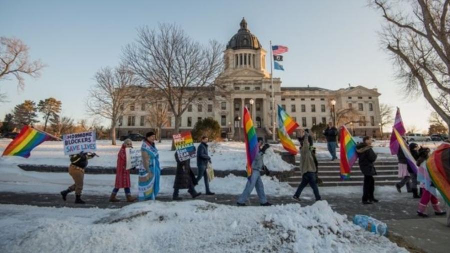Proposta que proibe médicos de receitar bloqueadores de puberdade a transgêneros menores de 16 anos gerou protestos em frente ao Capitólio de Dakota do Sul - GREG LATZA/ACLU