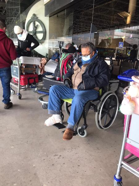 Brasileiro com o pé machucado enquanto espera pelo voo no Aeroporto de Lisboa - Arquivo Pessoal