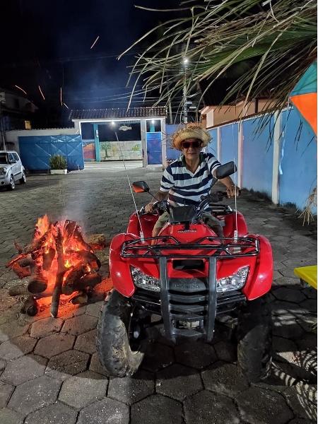 Zeca Pagodinho posa em quadriciclo durante festa junina em sua casa - Reprodução/Instagram
