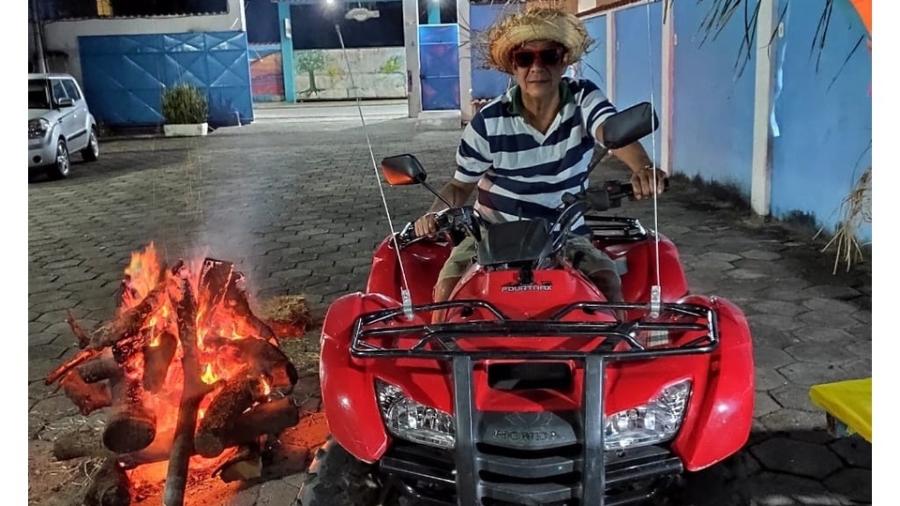 Zeca Pagodinho posa em quadriciclo durante festa junina em sua casa em 2020 - Reprodução/Instagram