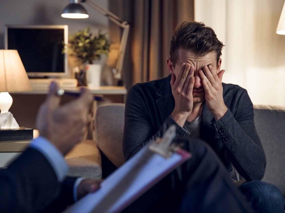 Homens ainda veem terapia como tabu: "Ouvi que devia beber em vez de fazer"