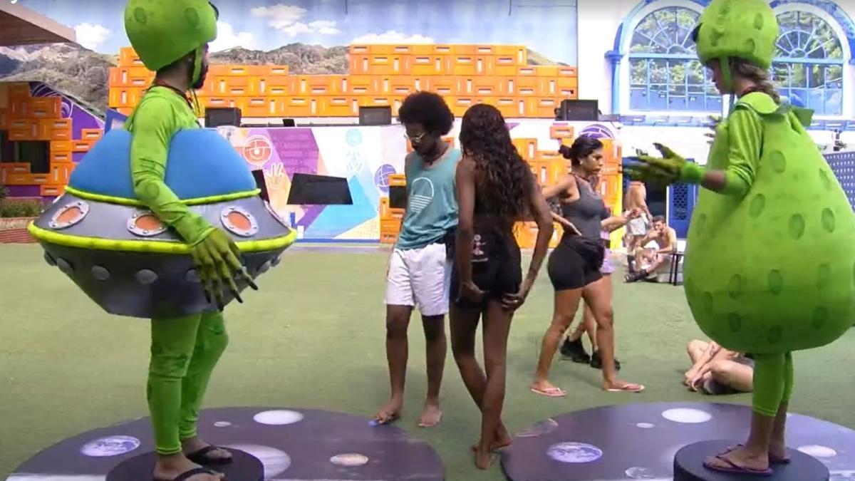 BBB 21: Gil e Sarah cumprem monstro vestidos de ETs - Reprodução/ Globoplay