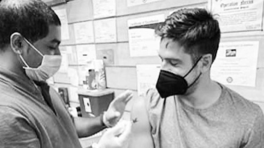 Marco Pigossi posta foto tomando vacina contra covid-19 nos EUA - Reprodução/Instagram