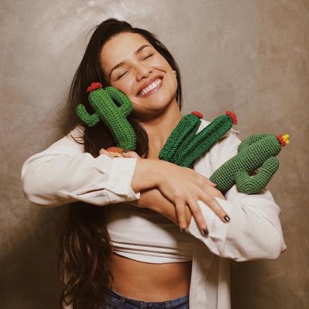 Juliette posa abraçada em cactos de crochê - Reprodução/Instagram
