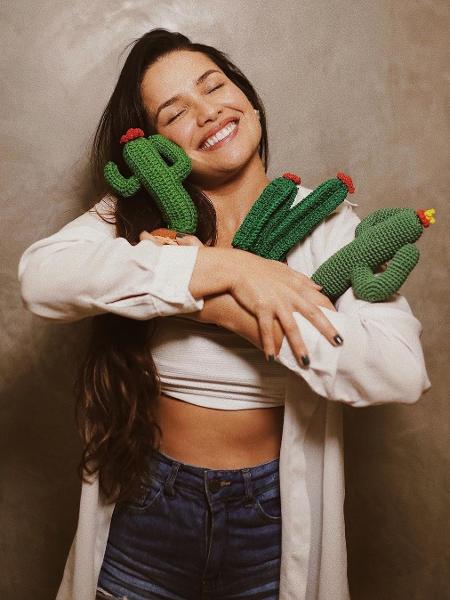 Juliette posa abraçada em cactos de crochê - Reprodução/Instagram