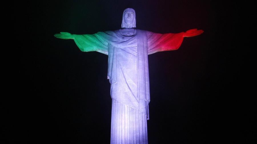 Cristo Redentor iluminado com as cores da bandeira da Itália - ANSA