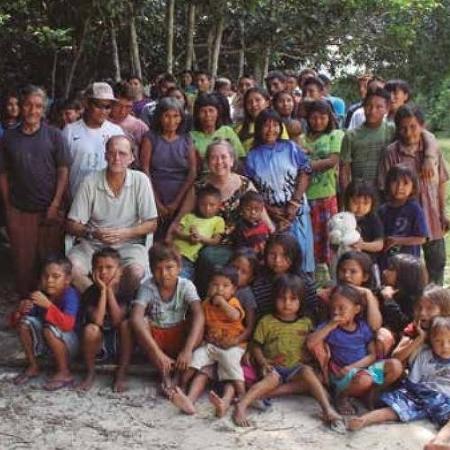 Steve Campbell (sentado, ao centro) em foto ao lado dos Jamamadi, antes de ser expulso da terra indígena por tentar contato com povos isolados - Divulgação