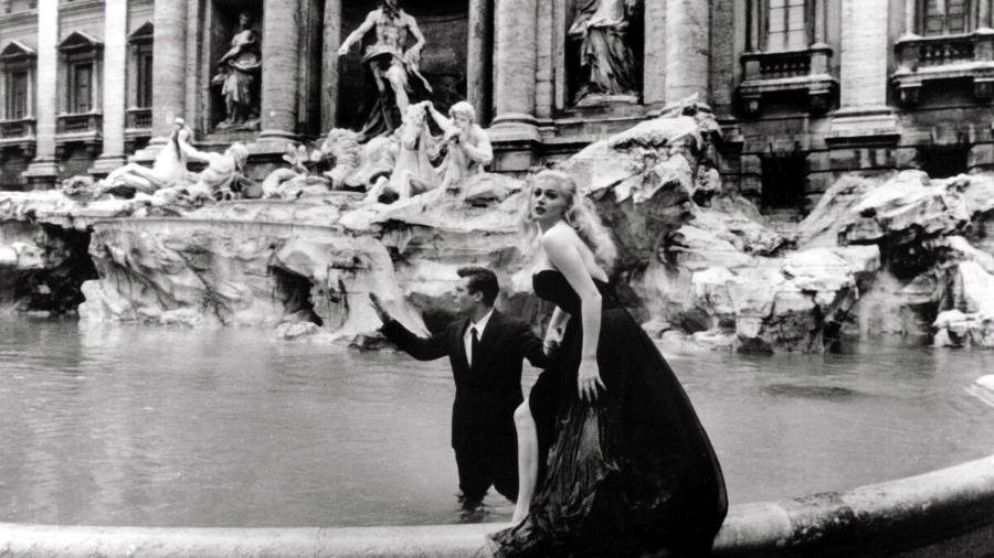 Clássica cena do filme "La Dolce Vita": turistas tentam reproduzir - Reprodução