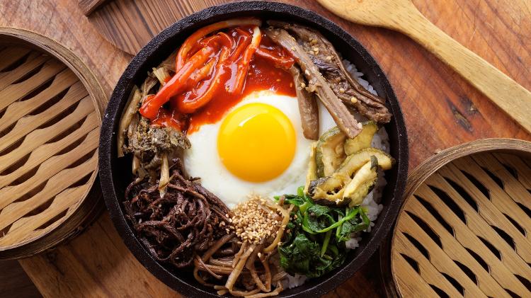 Bibimbap, um dos pratos mais emblemáticos da culinária coreana