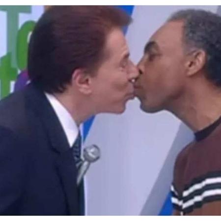 Silvio Santos e Gilberto Gil deram selinho no Teleton em 2001