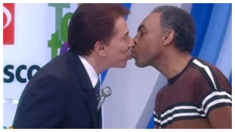 Silvio Santos e Gilberto Gil deram selinho no Teleton em 2001