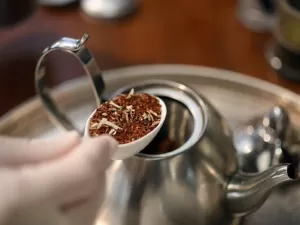 Faz bem para coração e digestão: benefícios do chá de rooibos à saúde