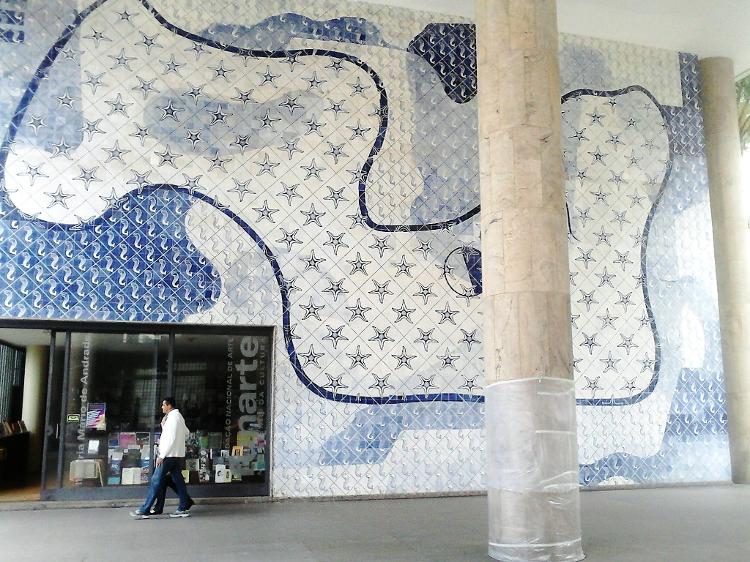 Na área externa, painel de Portinari recebciona os visitantes Na área externa, painel de Portinari recebciona os visitantes