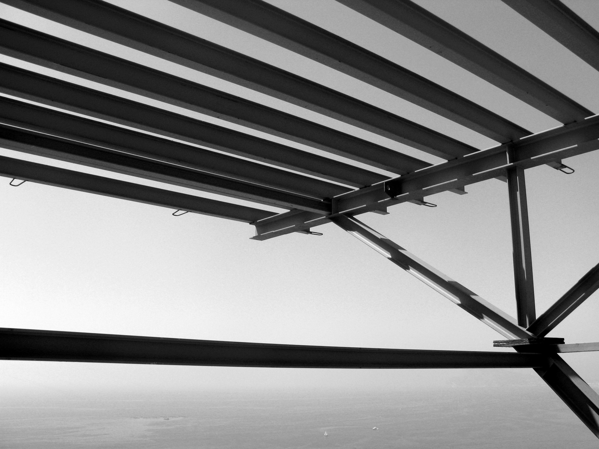 No processo construtivo da Casa do Penhasco, uma estrutura metálica provisória foi utilizada como apoio para o desenvolvimento do bloco tridimensional, suspenso e debruçado sobre a encosta, feito inteiramente em concreto armado e ancorado nas rochas da montanha. Após o término da obra, capitaneada pelo escritório Fran Silvestre Arquitectos, os perfis metálicos puderam ser retirados - Fran Silvestre Arquitectos/ Divulgação