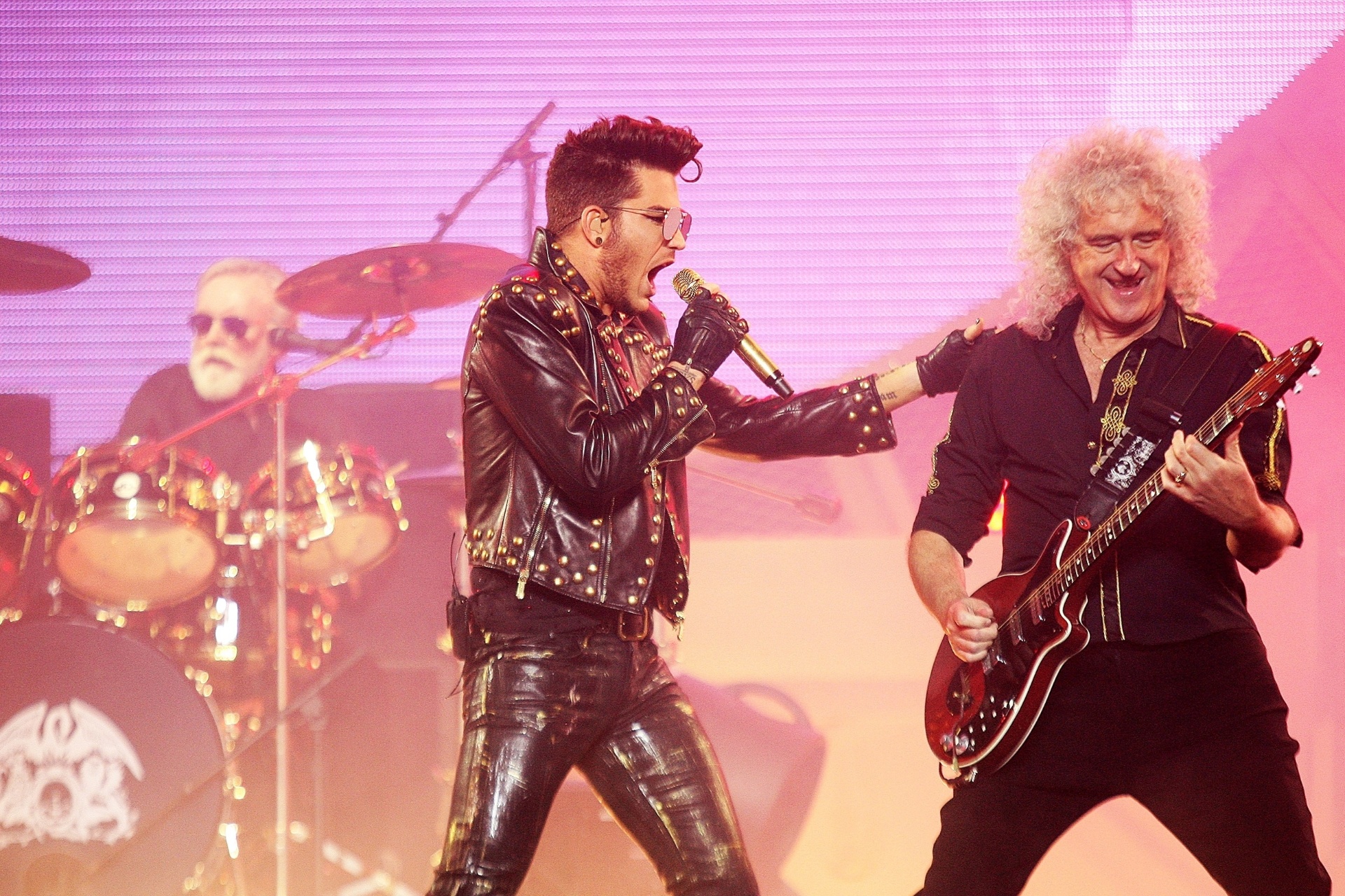 16.set.2015 - Com o vocalista Adam Lambert, o Queen se apresentou em São Paulo, no Ginásio do Ibirapuera. Apresentação faz parte da turnê "Don't Stop Them Now - QUEEN + Adam Lambert: Supersonic Men" - Reinaldo Canato /UOL