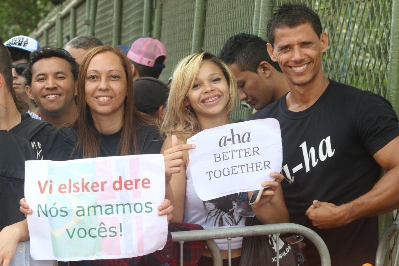 27.set.2015 - A professora Simone Cunha, a estudante Daniele Carvalho e o servidor público Hélio Junior, fãs do grupo A-Ha. - Zulmair Rocha/UOL