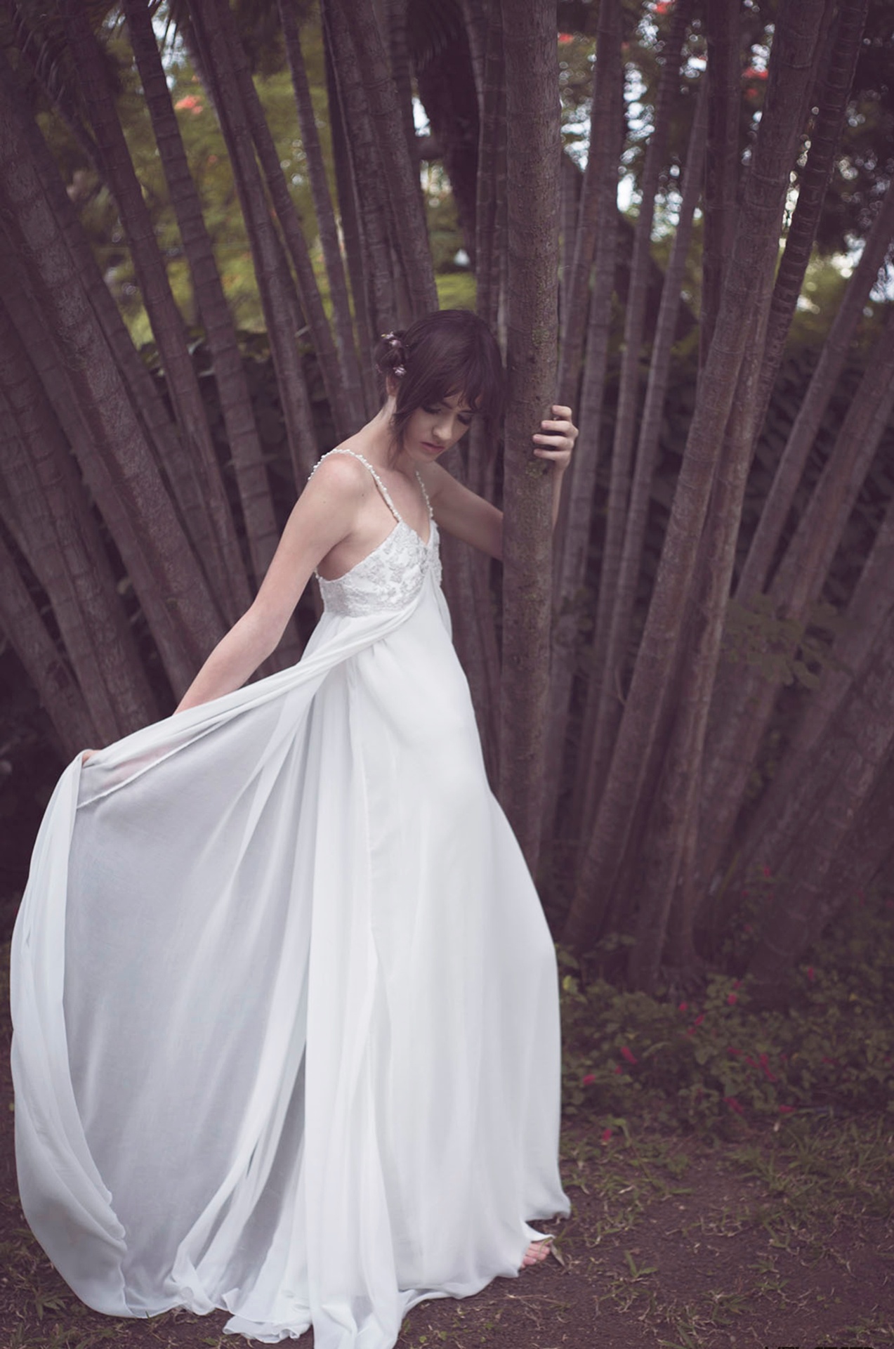 Vestido de musseline e cetim com corte império, renda aplicada no busco e alça bordada com pérolas, da Julia Pak. Preço: R$ 3.700. Informações: www.juliapak.com.br - Divulgação