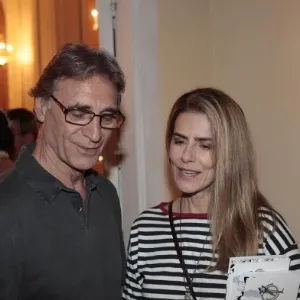 2.dez.2015 - Herson Capri  e Maitê Proença posa juntos no lançamento do livro "Unidos de Outro Mundo - Dialogando com os Mortos", de José Bonifácio de Oliveira,o Boni, no Copacabana Palace, na noite desta quarta-feira - Brazil News