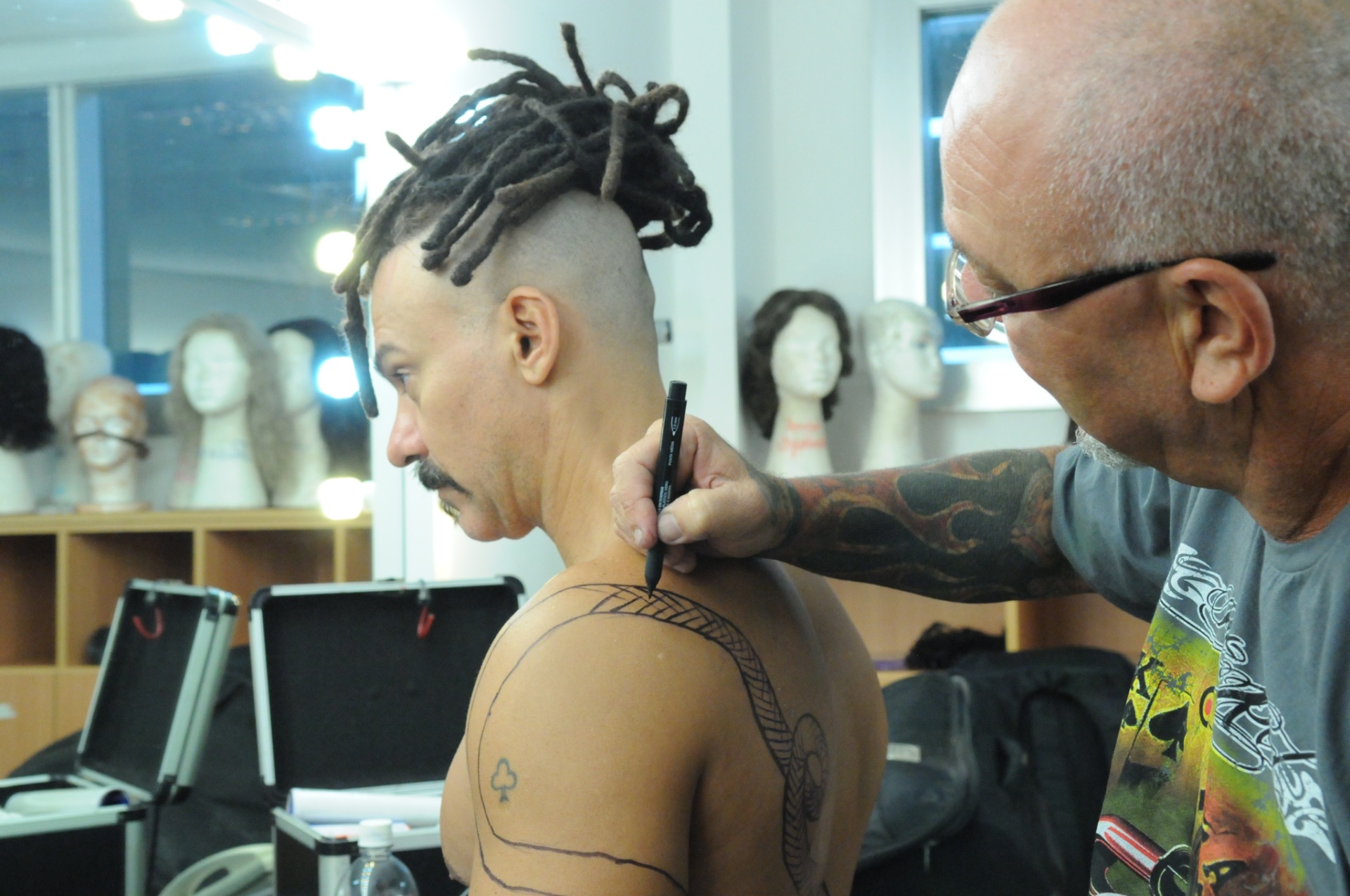 Leonardo Vieira ganha tatuagens falsas para viver o feiticeiro Balaão em "Os Dez Mandamentos - Nova Temporada" - Munir Chatack/Record