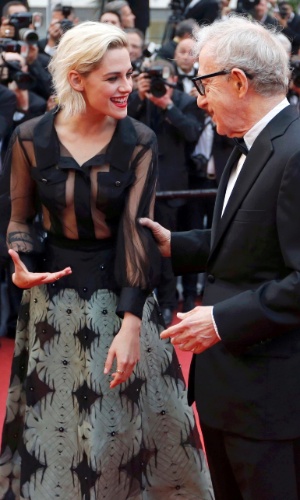11.mai.2016 - Kristen Stewart conversa com Woody Allen no tapete vermelho de Cannes antes da cerimônia de abertura do festival de cinema. A jovem atriz é uma das protagonitas de 