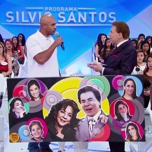 Em 2015, o artista plástico Paulo Terra conheceu Silvio Santos e o presenteou com um quadro - Reprodução/SBT - Reprodução/SBT