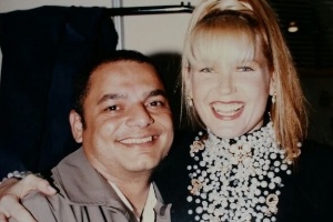 Xuxa Meneghel ao lado de seu figurinista, Willis Ribeiro, nos anos 90 - Willis Ribeiro/Arquivo pessoal - Willis Ribeiro/Arquivo pessoal