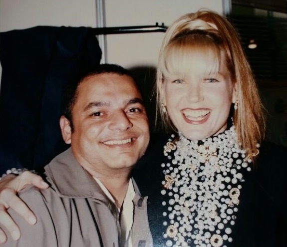 Xuxa Meneghel ao lado de seu figurinista, Willis Ribeiro, nos anos 90