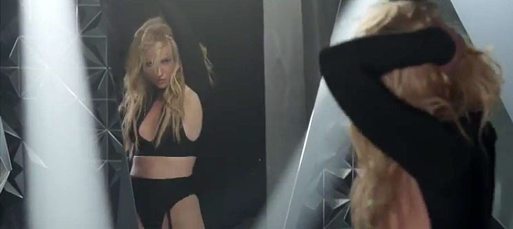 Cena do comercial do novo perfume de Britney Spears, 